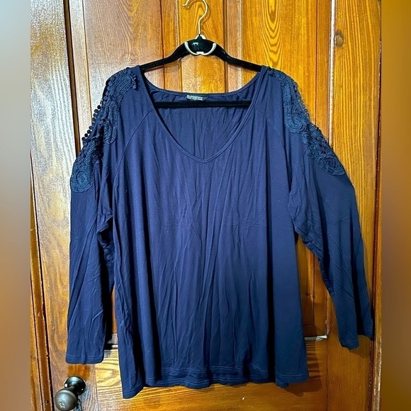 18-20 - BloomChic Cold Shoulder Top - Picture 3 of 6